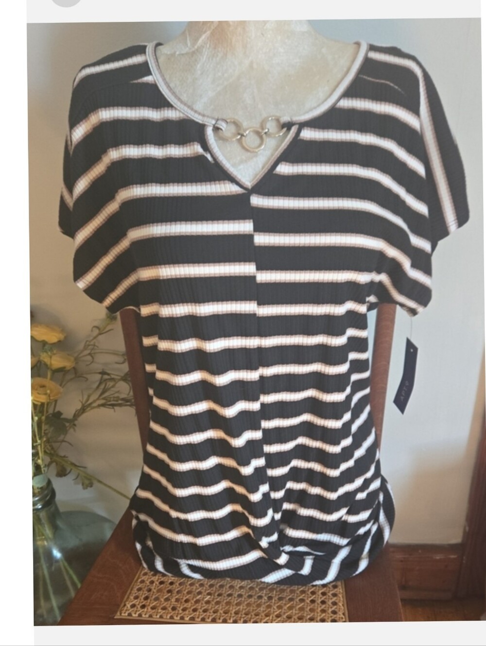 Nwt Apt. 9  Short Sleeve Top with Ring Detail Size Medium